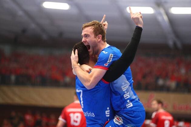 Lemgoer Spieler feiern den Sieg in Ludwigshafen und den Einzug ins Final-Four, von links: Isaias Guardiola (Lemgo) und Bobby Schagen (Lemgo) Eulen Ludwigshafen vs TBV Lemgo, Handball, DHB-Pokal, 03.12.2019 Eulen Ludwigshafen vs TBV Lemgo, Handball, DHB-Pokal, 03.12.2019 Ludwigshafen Copyright: xWeissx Eibner-Pressefotox EP_rws