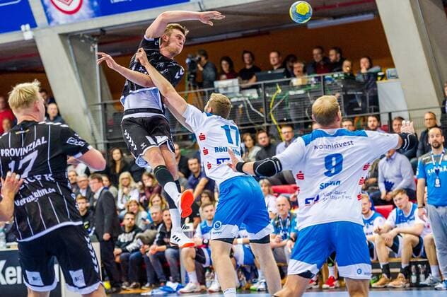 Nikola Bilyk, (THW Kiel 53) Roethlisberger, Samuel (TVB Stuttgart 17) TVB 1898 Stuttgart - THW Kiel DHB Pokal Viertelfinale HBL 1.Handball-Bundesliga SCHARRrena Stuttgart Baden-Wuerttemberg Deutschland beim Spiel im DHB Pokal Viertelfinale, TVB 1898 Stuttgart - THW Kiel. Stuttgart. 03.12.19 Handball DHB Pokal , Stuttgart Baden Wuerttemberg Deutschland