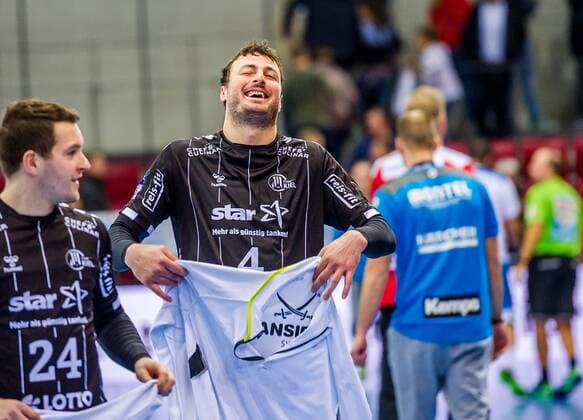 Domagoj Duvnjak, (THW Kiel 4) Micha Zarabec, (THW Kiel 24) Lachen x TVB 1898 Stuttgart - THW Kiel DHB Pokal Viertelfinale HBL 1.Handball-Bundesliga SCHARRrena Stuttgart Baden-Wuerttemberg Deutschland beim Spiel im DHB Pokal Viertelfinale, TVB 1898 Stuttgart - THW Kiel. Stuttgart. 03.12.19 Handball DHB Pokal , Stuttgart Baden Wuerttemberg Deutschland