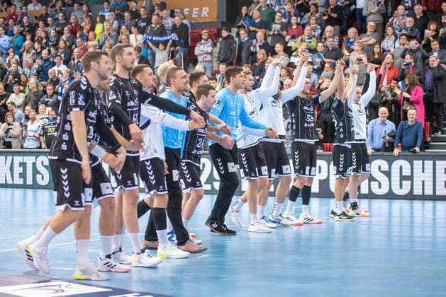 Die Kieler Spieler feiern mit Ihren Fans. Deutschland, Stuttgart, 03.12.2019, HaBa, DHB-Pokal, Viertelfinale: TVB 1898 Stuttgart vs THW Kiel, SCHARRena
