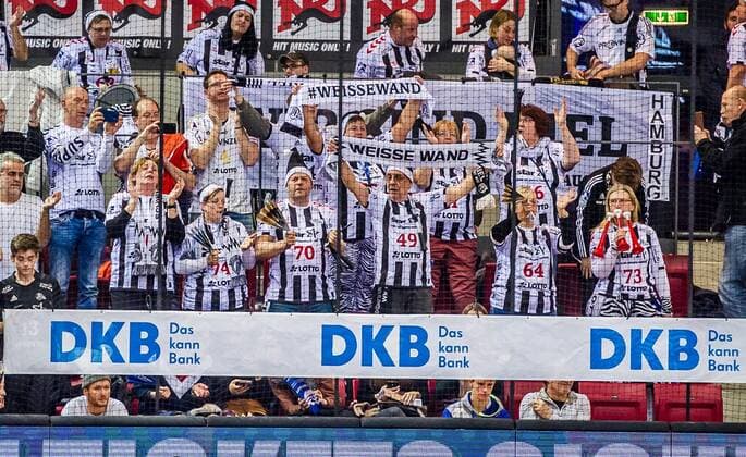 Mitgereiste Fans des THW Kiel: WEISSE WAND TVB 1898 Stuttgart - THW Kiel DHB Pokal Viertelfinale HBL 1.Handball-Bundesliga SCHARRrena Stuttgart Baden-Wuerttemberg Deutschland beim Spiel im DHB Pokal Viertelfinale, TVB 1898 Stuttgart - THW Kiel. Stuttgart. 03.12.19 Handball DHB Pokal , Stuttgart Baden Wuerttemberg Deutschland