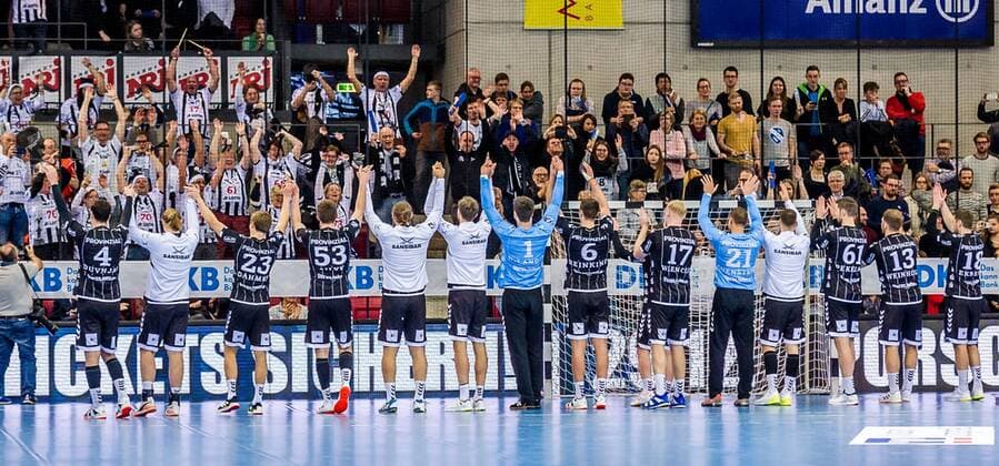 THW KIel bei den Fans TVB 1898 Stuttgart - THW Kiel DHB Pokal Viertelfinale HBL 1.Handball-Bundesliga SCHARRrena Stuttgart Baden-Wuerttemberg Deutschland beim Spiel im DHB Pokal Viertelfinale, TVB 1898 Stuttgart - THW Kiel. Stuttgart. 03.12.19 Handball DHB Pokal , Stuttgart Baden Wuerttemberg Deutschland