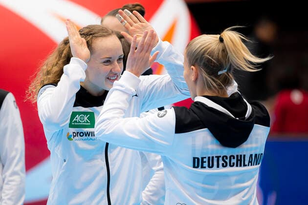 Handball, Frauen: WM 2019, Vorrunde, Gruppe B, 3. Spieltag , Dänemark - Deutschland Maren Weigel (Deutschland Metzingen) klatsch mit Antje Lauenroth (Deutschland Bietigheim) ab Kumamoto Kumamoto Prefectural Gymnasium Kumamoto Japan