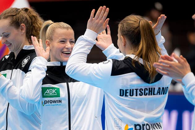 Handball, Frauen: WM 2019, Vorrunde, Gruppe B, 3. Spieltag , Dänemark - Deutschland Antje Lauenroth (Deutschland Bietigheim), Jenny Behrend (Deutschland VfL Oldenburg) lachend laechelnd gut gelaunt grinst grinsend Kumamoto Kumamoto Prefectural Gymnasium Kumamoto Japan
