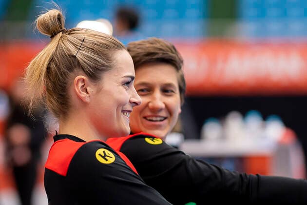 Handball, Frauen: WM 2019, Vorrunde, Gruppe B, 3. Spieltag , Dänemark - Deutschland Torhueterin Dinah Eckerle (Deutschland SG BBM Bietigheim) lachend laechelnd gut gelaunt grinst grinsend Kumamoto Kumamoto Prefectural Gymnasium Kumamoto Japan