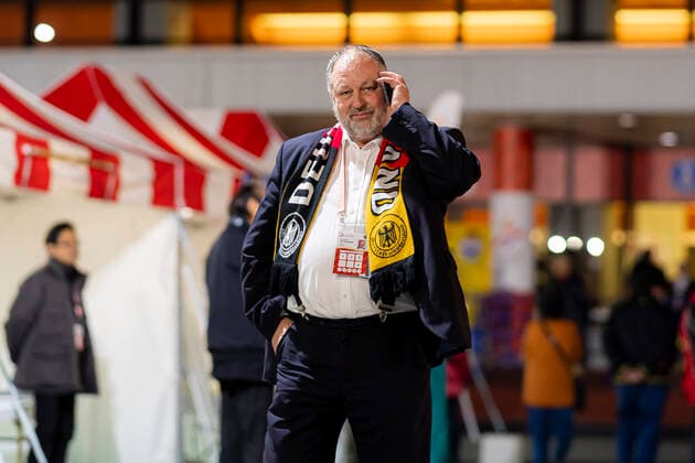 Handball, Frauen: WM 2019, Vorrunde, Gruppe B, 3. Spieltag , Dänemark - Deutschland DHB Präsident Andreas Michelmann beim telefoneiren Kumamoto Kumamoto Prefectural Gymnasium Kumamoto Japan