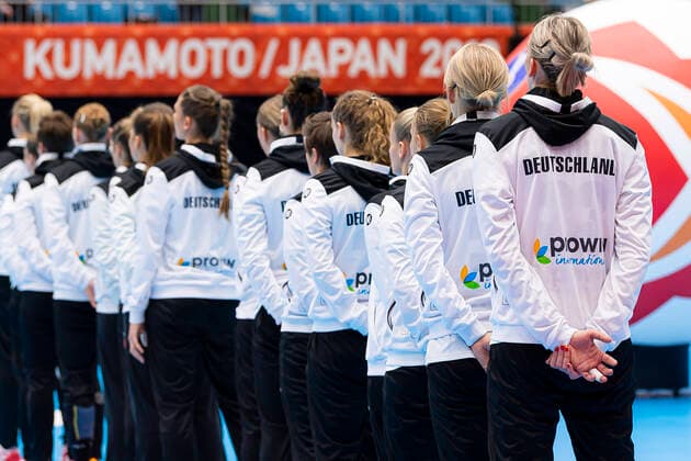 Handball, Frauen: WM 2019, Vorrunde, Gruppe B, 3. Spieltag , Dänemark - Deutschland Symbolbild Deutschland bei der Nationalhymne mit Schriftzug Kumamoto Kumamoto Kumamoto Prefectural Gymnasium Kumamoto Japan