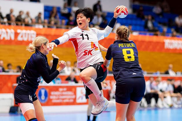 Handball, Frauen: WM 2019, Vorrunde, Gruppe B, 4. Spieltag , Australien - Südkorea Eun Hee Ryu (Korea) beim Wirf, Sally Potocki (Australien) Yamaga Yamaga Overall Gymnasium Kumamoto Japan