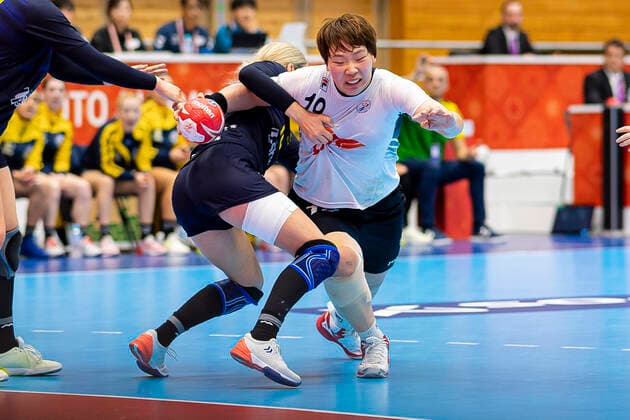 Handball, Frauen: WM 2019, Vorrunde, Gruppe B, 4. Spieltag , Australien - Südkorea v. li. im Zweikampf Rosalie Boyd (Australien) und Eunhye Kang (Korea) Yamaga Yamaga Overall Gymnasium Kumamoto Japan