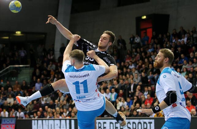 BAU 03.12.2019 Stuttgart Handball TVB Stuttgart vs. THW Kiel, oben Nikola Bilyk (Kiel), unten Adam Lönn (TVB), Manuel Späth (TVB, rechts)