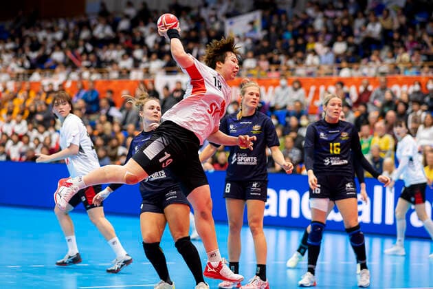 Handball, Frauen: WM 2019, Vorrunde, Gruppe B, 4. Spieltag , Australien - Südkorea Eunhye Kang (Korea) beim Wurf Yamaga Yamaga Overall Gymnasium Kumamoto Japan