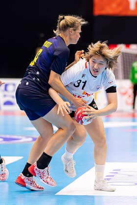 Handball, Frauen: WM 2019, Vorrunde, Gruppe B, 4. Spieltag , Australien - Südkorea v. li. im Zweikampf Sally Potocki (Australien) und Suhyeon Moon (korea) Yamaga Yamaga Overall Gymnasium Kumamoto Japan