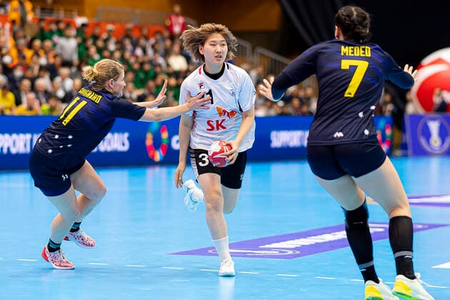Handball, Frauen: WM 2019, Vorrunde, Gruppe B, 4. Spieltag , Australien - Südkorea v.li. Emma Guignard (Australien), Suhyeon Moon (Korea), Ana Meded (Australien) Yamaga Yamaga Overall Gymnasium Kumamoto Japan