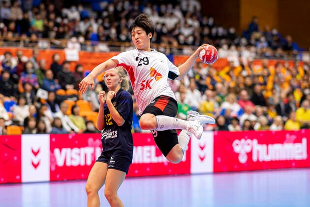 Handball, Frauen: WM 2019, Vorrunde, Gruppe B, 4. Spieltag , Australien - Südkorea v.li. Heather Cooper (Australien), Sojeong Yu (Korea) Yamaga Yamaga Overall Gymnasium Kumamoto Japan