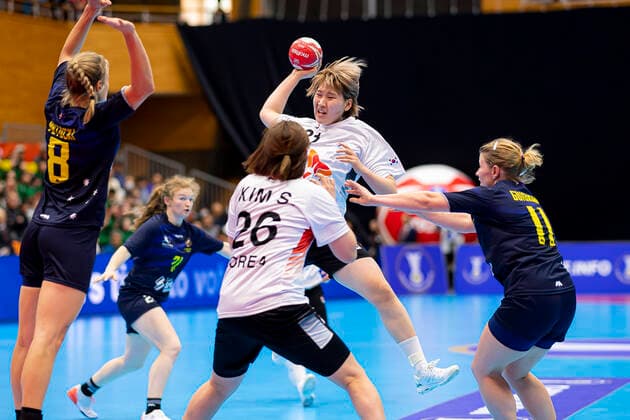 Sport Bilder des Tages Handball, Frauen: WM 2019, Vorrunde, Gruppe B, 4. Spieltag , Australien - Südkorea v.li. Sally Potocki (Australien) Sora Kim (Korea) am Kreis, Suhyeon Moon (Korea) beim Wurf, Emma Guignard (Australien) Yamaga Yamaga Overall Gymnasium Kumamoto Japan