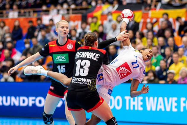 Handball, Frauen: WM 2019, Vorrunde, Gruppe B, 4. Spieltag , Deutschland - Frankreich v.li. Kim Naidzinavicius (Deutschland Bietigheim), Julia Behnke (Deutschland Rostov Don), Estelle Nze Minko (Frankreich) Yamaga Yamaga Overall Gymnasium Kumamoto Japan