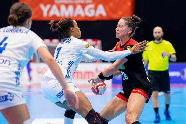 Handball, Frauen: WM 2019, Vorrunde, Gruppe B, 4. Spieltag , Deutschland - Frankreich v. li. im Zweikampf Allison Pineau (Frankreich) und Emily Boelk Bölk (Deutschland Thueringer HC) Yamaga Yamaga Overall Gymnasium Kumamoto Japan