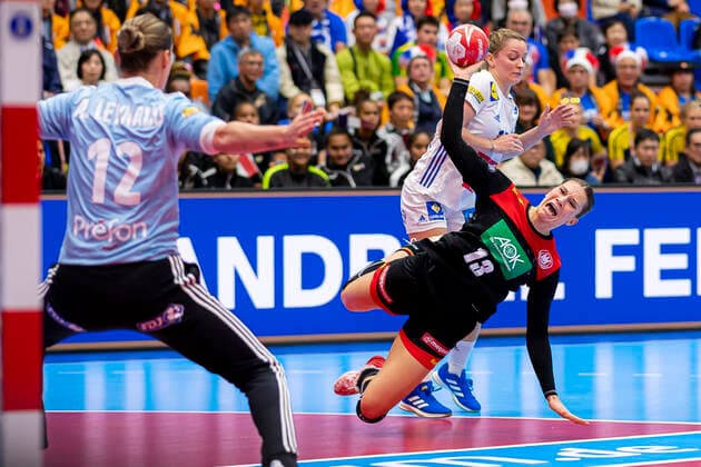 Sport Bilder des Tages Handball, Frauen: WM 2019, Vorrunde, Gruppe B, 4. Spieltag , Deutschland - Frankreich v.li. Torhueterin Amandine Leynaud (Frankreich), Julia Behnke (Deutschland Rostov Don) Yamaga Yamaga Overall Gymnasium Kumamoto Japan