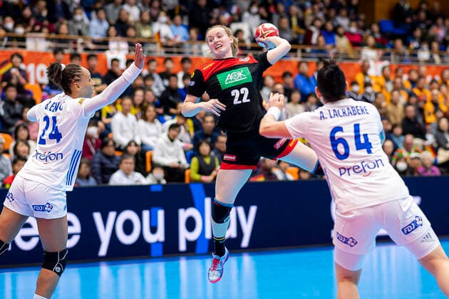 Handball, Frauen: WM 2019, Vorrunde, Gruppe B, 4. Spieltag , Deutschland - Frankreich v.li. Beatrice Edwige (Frankreich), Maren Weigel (Deutschland Metzingen), Alexandra Lacrabere (Frankreich) Yamaga Yamaga Overall Gymnasium Kumamoto Japan