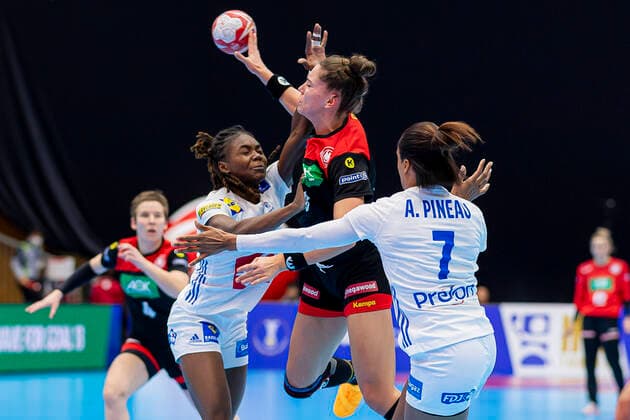 Handball, Frauen: WM 2019, Vorrunde, Gruppe B, 4. Spieltag , Deutschland - Frankreich v. li. im Zweikampf Meline Nocandy (Frankreich) und Emily Boelk Bölk (Deutschland Thueringer HC), Allison Pineau (Frankreich) Yamaga Yamaga Overall Gymnasium Kumamoto Japan