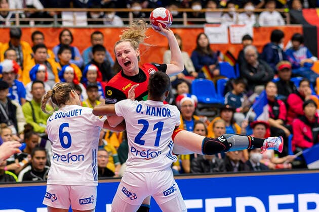Handball, Frauen: WM 2019, Vorrunde, Gruppe B, 4. Spieltag , Deutschland - Frankreich Chloe Bouquet (Frankreich), Maren Weigel (Deutschland Metzingen), Orlane Kanor (Frankreich) Yamaga Yamaga Overall Gymnasium Kumamoto Japan