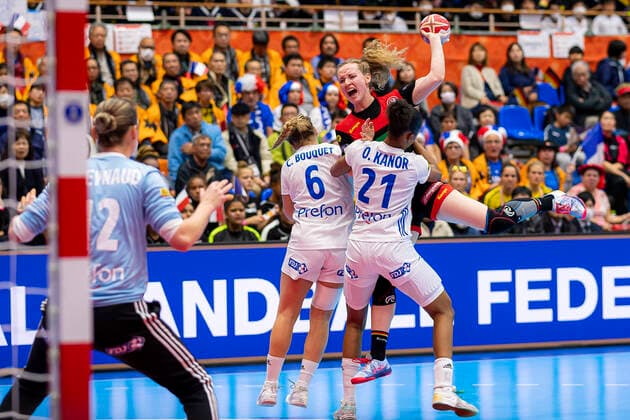 Handball, Frauen: WM 2019, Vorrunde, Gruppe B, 4. Spieltag , Deutschland - Frankreich v.li. Torhueterin Amandine Leynaud (Frankreich), Chloe Bouquet (Frankreich), Maren Weigel (Deutschland Metzingen), Orlane Kanor (Frankreich) Yamaga Yamaga Overall Gymnasium Kumamoto Japan