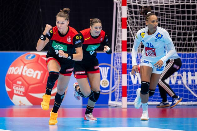 Handball, Frauen: WM 2019, Vorrunde, Gruppe B, 4. Spieltag , Deutschland - Frankreich Emily Boelk Bölk (Deutschland Thueringer HC), Julia Behnke (Deutschland Rostov Don), Beatrice Edwige (Frankreich) Yamaga Yamaga Overall Gymnasium Kumamoto Japan