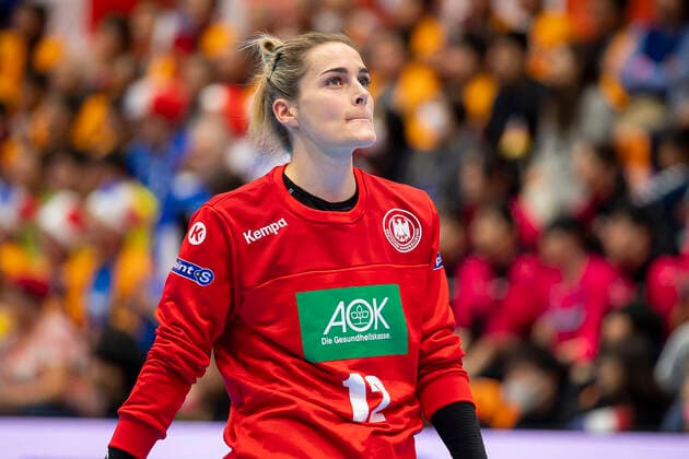 Handball, Frauen: WM 2019, Vorrunde, Gruppe B, 4. Spieltag , Deutschland - Frankreich Torhueterin Dinah Eckerle (Deutschland SG BBM Bietigheim) nachdenklich grübelnd gruebelnd Yamaga Yamaga Overall Gymnasium Kumamoto Japan