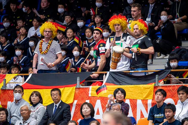 Handball, Frauen: WM 2019, Vorrunde, Gruppe B, 4. Spieltag , Deutschland - Frankreich Fankurve Fans Fanblock Yamaga Yamaga Overall Gymnasium Kumamoto Japan