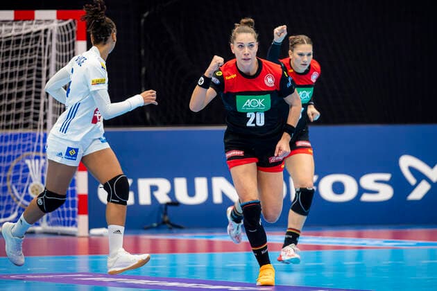 Handball, Frauen: WM 2019, Vorrunde, Gruppe B, 4. Spieltag , Deutschland - Frankreich Emily Boelk Bölk (Deutschland Thueringer HC) Jubel Freude Emotion Torjubel Torschuetze Torschütze Yamaga Yamaga Overall Gymnasium Kumamoto Japan