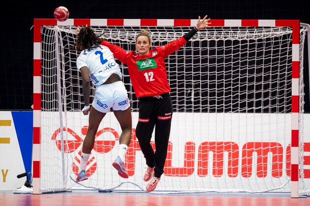 Handball, Frauen: WM 2019, Vorrunde, Gruppe B, 4. Spieltag , Deutschland - Frankreich Meline Nocandy (Frankreich), Torhueterin Dinah Eckerle (Deutschland SG BBM Bietigheim) Yamaga Yamaga Overall Gymnasium Kumamoto Japan