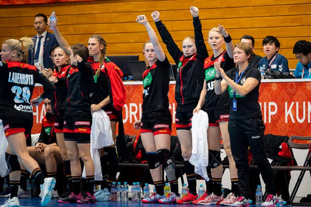 Handball, Frauen: WM 2019, Vorrunde, Gruppe B, 4. Spieltag , Deutschland - Frankreich die Bank von Deutschland beim Torjubel Yamaga Yamaga Overall Gymnasium Kumamoto Japan