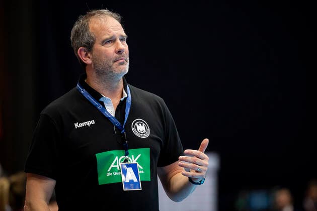 Handball, Frauen: WM 2019, Vorrunde, Gruppe B, 4. Spieltag , Deutschland - Frankreich Trainer Henk Groener (Deutschland) Gestik Geste gestikuliert Yamaga Yamaga Overall Gymnasium Kumamoto Japan