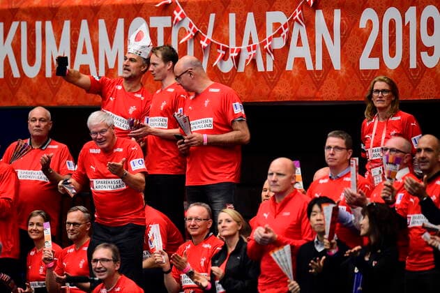 Danske fans paa plads da Danmark moeder Brasilien, i den indledende runde i Gruppe B, under Kvindernes Haandbold VM i Kumamoto Prefectural Gymnasium i Japan, onsdag den 4. december 2019. , Kumamoto Denmark Copyright: BoxAmstrupx COP222 spdk20191204-124021-L