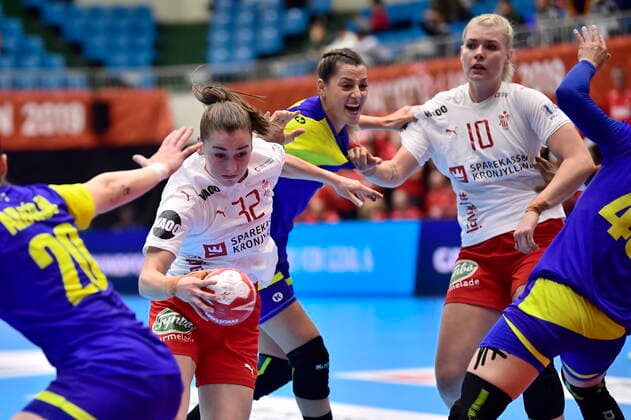 Mie Enggrob Hoejlund (32) i aktion da Danmark moeder Brasilien, i den indledende runde i Gruppe B, under Kvindernes Haandbold VM i Kumamoto Prefectural Gymnasium i Japan, onsdag den 4. december 2019. , Kumamoto Denmark Copyright: BoxAmstrupx COP222 spdk20191204-125104-L