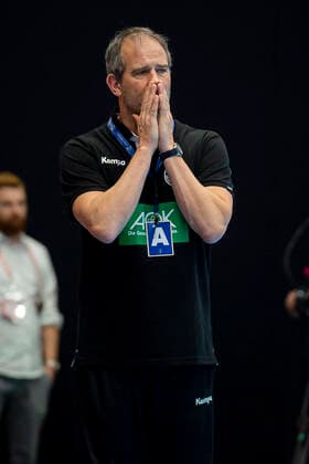 Handball, Frauen: WM 2019, Vorrunde, Gruppe B, 4. Spieltag , Deutschland - Frankreich Trainer Henk Groener (Deutschland) Yamaga Yamaga Overall Gymnasium Kumamoto Japan