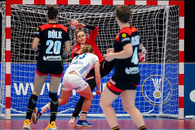 Handball, Frauen: WM 2019, Vorrunde, Gruppe B, 4. Spieltag , Deutschland - Frankreich v.li. Emily Boelk Bölk (Deutschland Thueringer HC), Manon Houette (Frankreich) beim Wurf, Torhueterin Dinah Eckerle (Deutschland SG BBM Bietigheim), Alina Grijseels (Deutschland Dortmund) Yamaga Yamaga Overall Gymnasium Kumamoto Japan