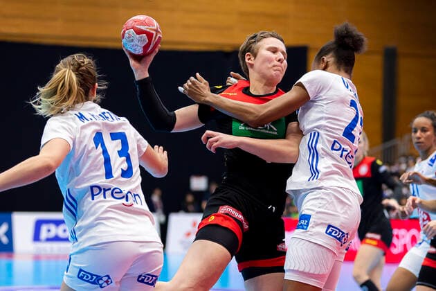 Handball, Frauen: WM 2019, Vorrunde, Gruppe B, 4. Spieltag , Deutschland - Frankreich v.li. Manon Houette (Frankreich), Alina Grijseels (Deutschland Dortmund), Orlane Kanor (Frankreich) Yamaga Yamaga Overall Gymnasium Kumamoto Japan