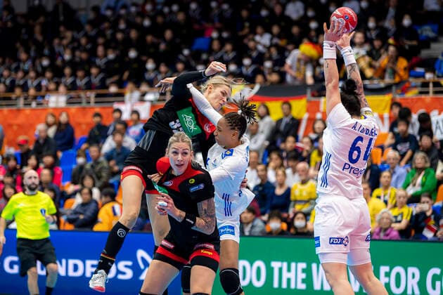 Handball, Frauen: WM 2019, Vorrunde, Gruppe B, 4. Spieltag , Deutschland - Frankreich Evgenija Minevskaja (Deutschland Brest) beim Wurf, Beatrice Edwige (Frankreich), Luisa Schulze (Deutschland Bietigheim), Alexandra Lacrabere (Frankreich) Yamaga Yamaga Overall Gymnasium Kumamoto Japan
