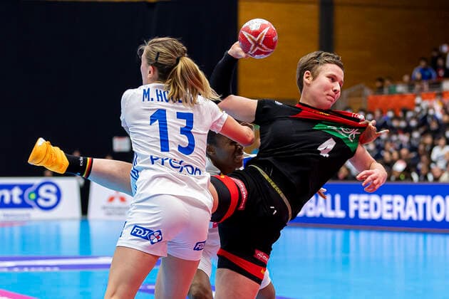 Handball, Frauen: WM 2019, Vorrunde, Gruppe B, 4. Spieltag , Deutschland - Frankreich v. li. im Zweikampf Manon Houette (Frankreich) und Alina Grijseels (Deutschland Dortmund) Yamaga Yamaga Overall Gymnasium Kumamoto Japan