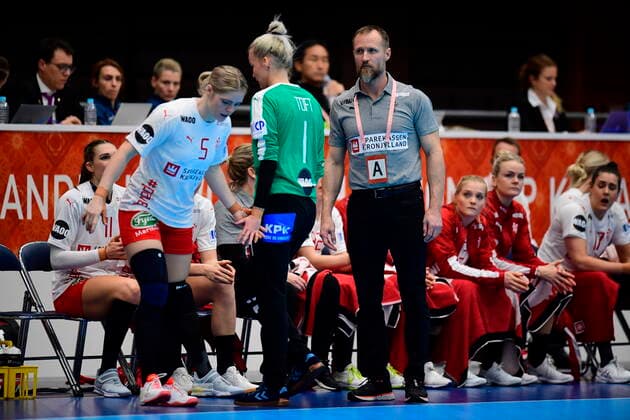 Sarah Iversen og Sandra Toft gaar ud i Danmark moeder Brasilien, i den indledende runde i Gruppe B, under Kvindernes Haandbold VM i Kumamoto Prefectural Gymnasium i Japan, onsdag den 4. december 2019. , Kumamoto Denmark Copyright: BoxAmstrupx COP222 spdk20191204-130010-L