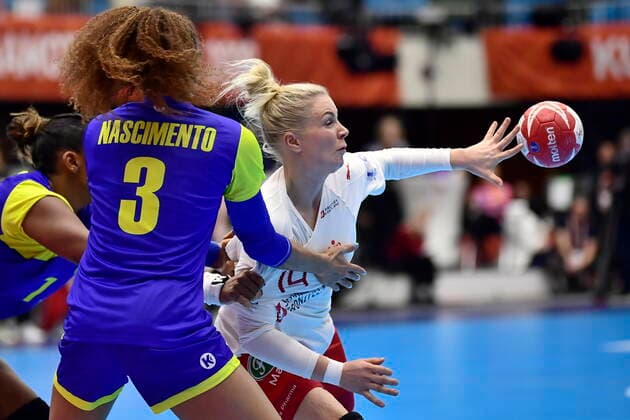 Lotte Griegel i aktion da Danmark moeder Brasilien, i den indledende runde i Gruppe B, under Kvindernes Haandbold VM i Kumamoto Prefectural Gymnasium i Japan, onsdag den 4. december 2019. , Kumamoto Denmark Copyright: BoxAmstrupx COP222 spdk20191204-130051-L