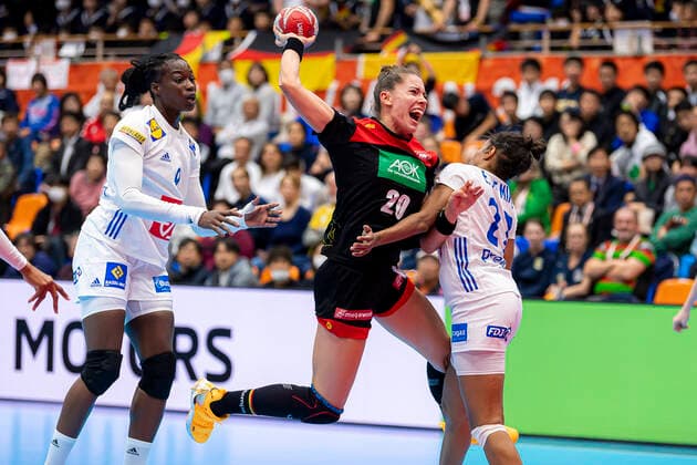 Handball, Frauen: WM 2019, Vorrunde, Gruppe B, 4. Spieltag , Deutschland - Frankreich v. li. im Zweikampf Emily Boelk Bölk (Deutschland Thueringer HC) und Estelle Nze Minko (Frankreich) Yamaga Yamaga Overall Gymnasium Kumamoto Japan