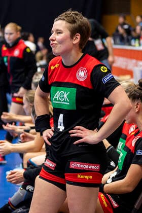 Handball, Frauen: WM 2019, Vorrunde, Gruppe B, 4. Spieltag , Deutschland - Frankreich Alina Grijseels (Deutschland Dortmund) unzufrieden enttäuscht enttaeuscht niedergeschlagen frustriert, Yamaga Yamaga Overall Gymnasium Kumamoto Japan