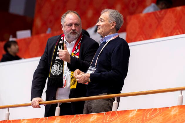 Handball, Frauen: WM 2019, Vorrunde, Gruppe B, 4. Spieltag , Deutschland - Frankreich v.li. DHB Präsident Andreas Michelmann und IHF Präsident Hasan Mustafa Yamaga Yamaga Overall Gymnasium Kumamoto Japan