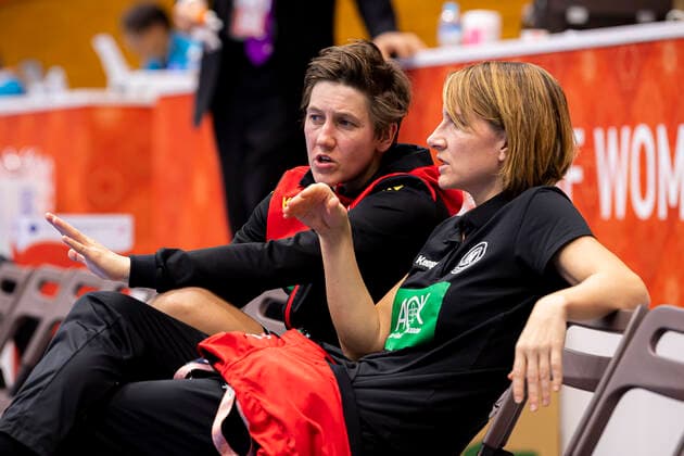Handball, Frauen: WM 2019, Vorrunde, Gruppe B, 4. Spieltag , Deutschland - Frankreich Ina Grossmann (Deutschland Thueringer HC) im Gespräch mit der Teammanagerin Maren Baumbach Yamaga Yamaga Overall Gymnasium Kumamoto Japan