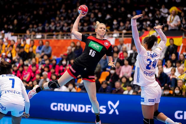 Handball, Frauen: WM 2019, Vorrunde, Gruppe B, 4. Spieltag , Deutschland - Frankreich Kim Naidzinavicius (Deutschland Bietigheim), Beatrice Edwige (Frankreich) Yamaga Yamaga Overall Gymnasium Kumamoto Japan