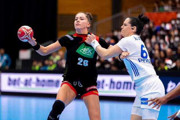 Handball, Frauen: WM 2019, Vorrunde, Gruppe B, 4. Spieltag , Deutschland - Frankreich v. li. im Zweikampf Emily Boelk Bölk (Deutschland Thueringer HC) und Alexandra Lacrabere (Frankreich) Yamaga Yamaga Overall Gymnasium Kumamoto Japan