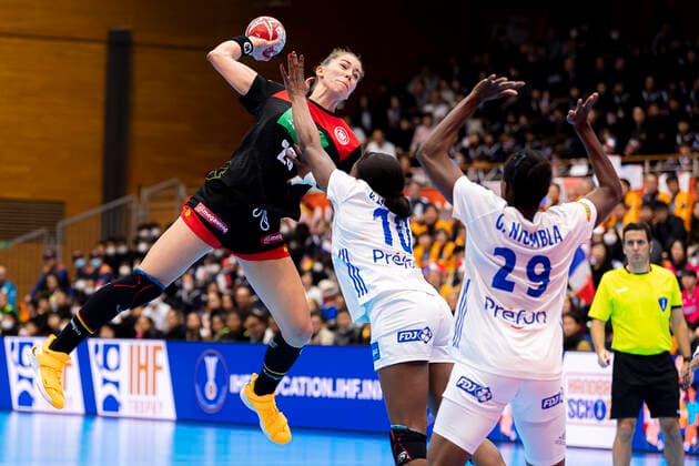 Handball, Frauen: WM 2019, Vorrunde, Gruppe B, 4. Spieltag , Deutschland - Frankreich v.li. Emily Boelk B?lk (Deutschland Thueringer HC), Grace Zaadi Deuna (Frankreich), Gnonsiane Niombla (Frankreich) Yamaga Yamaga Overall Gymnasium Kumamoto Japan