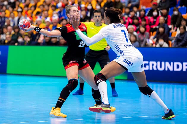 Handball, Frauen: WM 2019, Vorrunde, Gruppe B, 4. Spieltag , Deutschland - Frankreich Emily Boelk Bölk (Deutschland Thueringer HC), Allison Pineau (Frankreich) Yamaga Yamaga Overall Gymnasium Kumamoto Japan